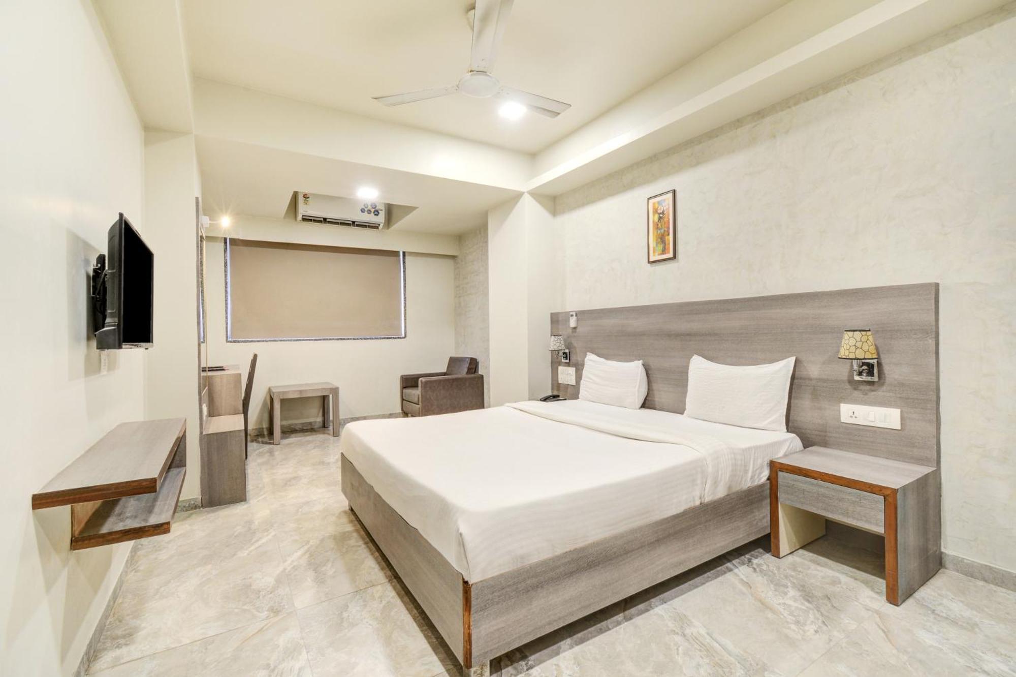 Hotel Desert Inn Tharad Εξωτερικό φωτογραφία