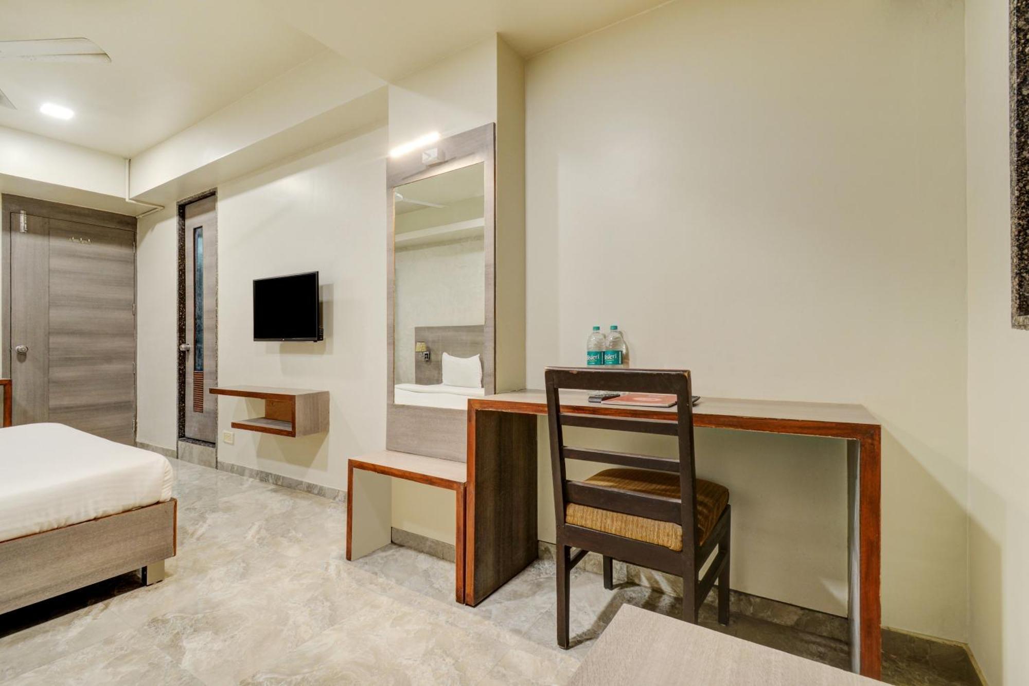 Hotel Desert Inn Tharad Εξωτερικό φωτογραφία