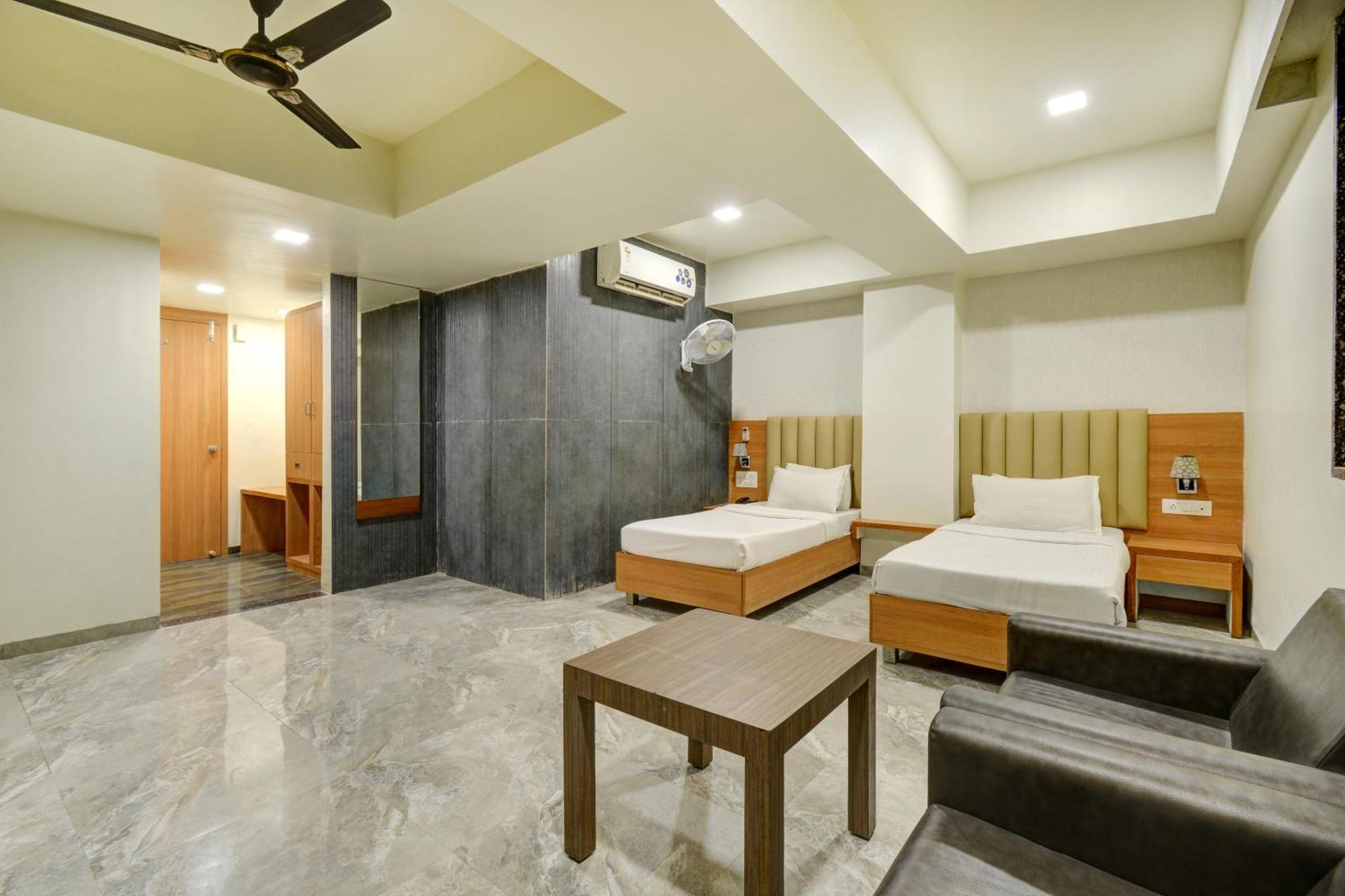 Hotel Desert Inn Tharad Εξωτερικό φωτογραφία