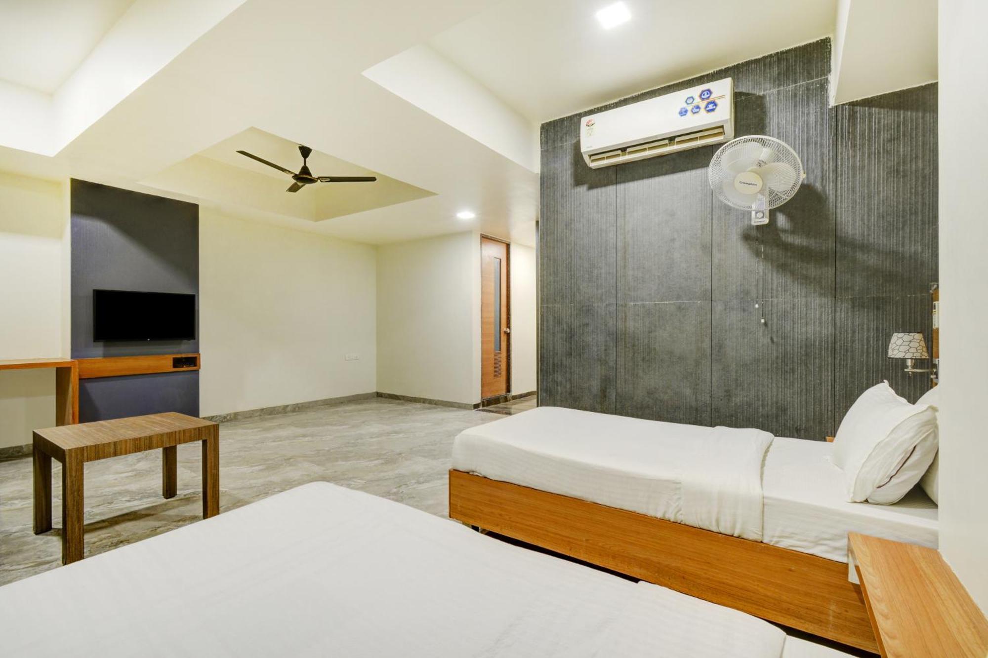 Hotel Desert Inn Tharad Εξωτερικό φωτογραφία