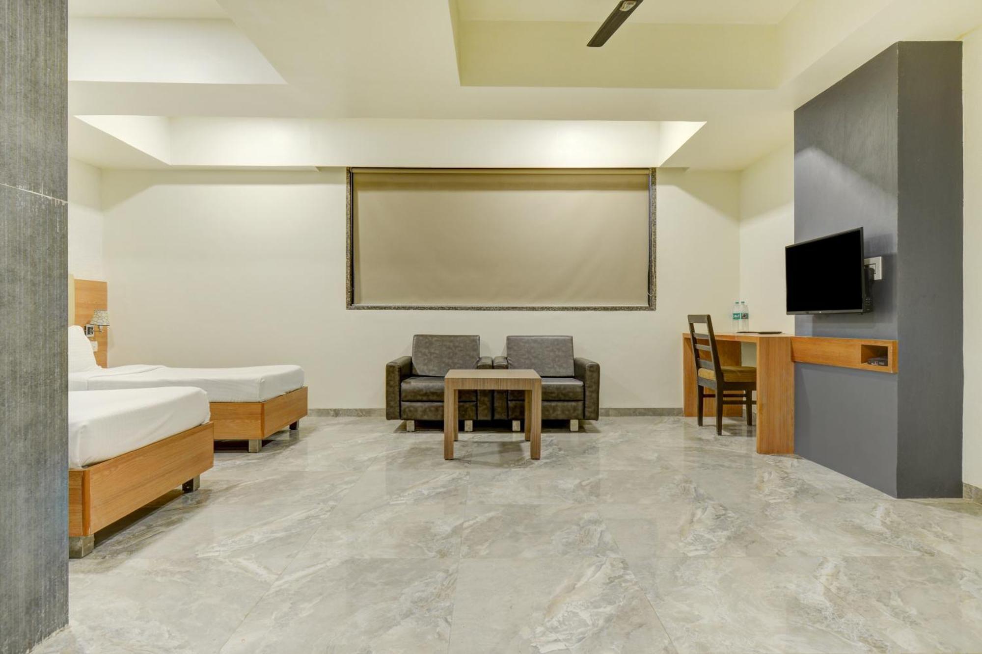 Hotel Desert Inn Tharad Εξωτερικό φωτογραφία